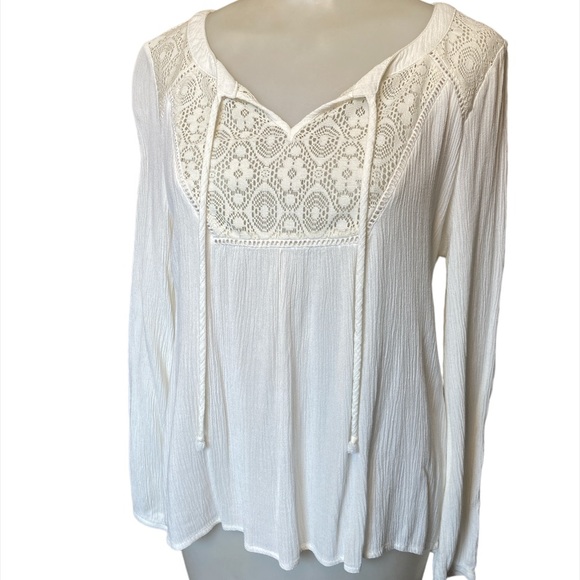 Socialite Tops - EUC Socialite White/Ivory Flowy High/Low Blouse with Lace Detail Size Medium